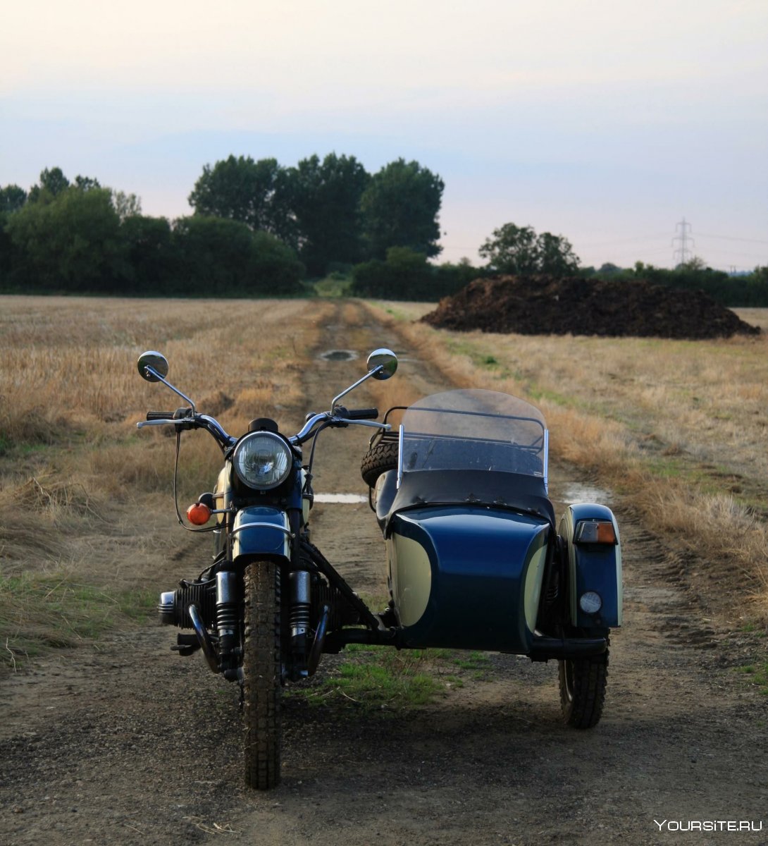 Мотоцикл Урал в деревне