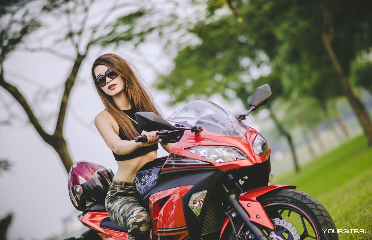 Девочка на мотоцикле без лица