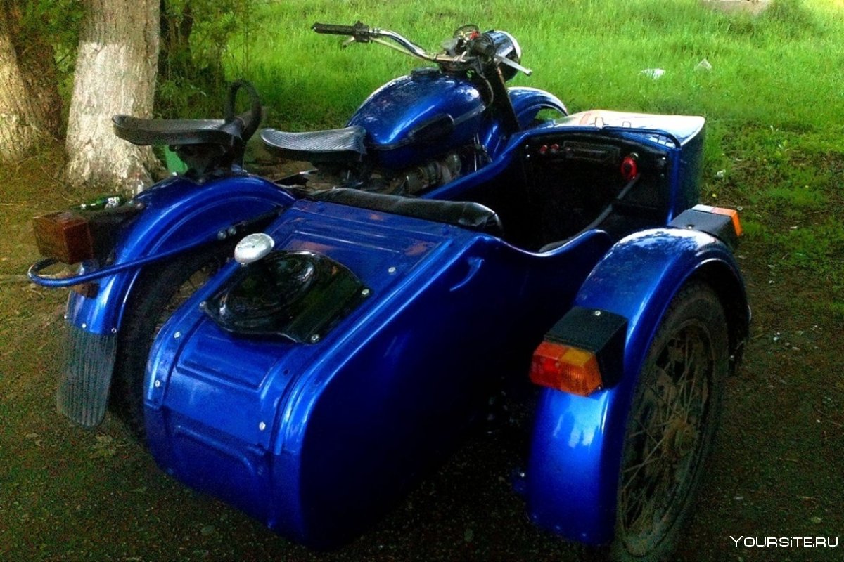 Мотоцикл Урал синего цвета