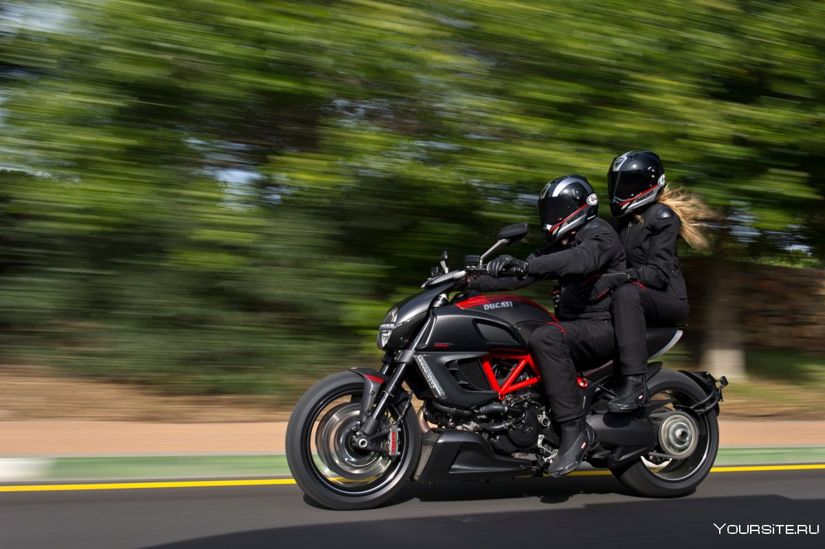 Мотоцикл Ducati двухместный Diavel
