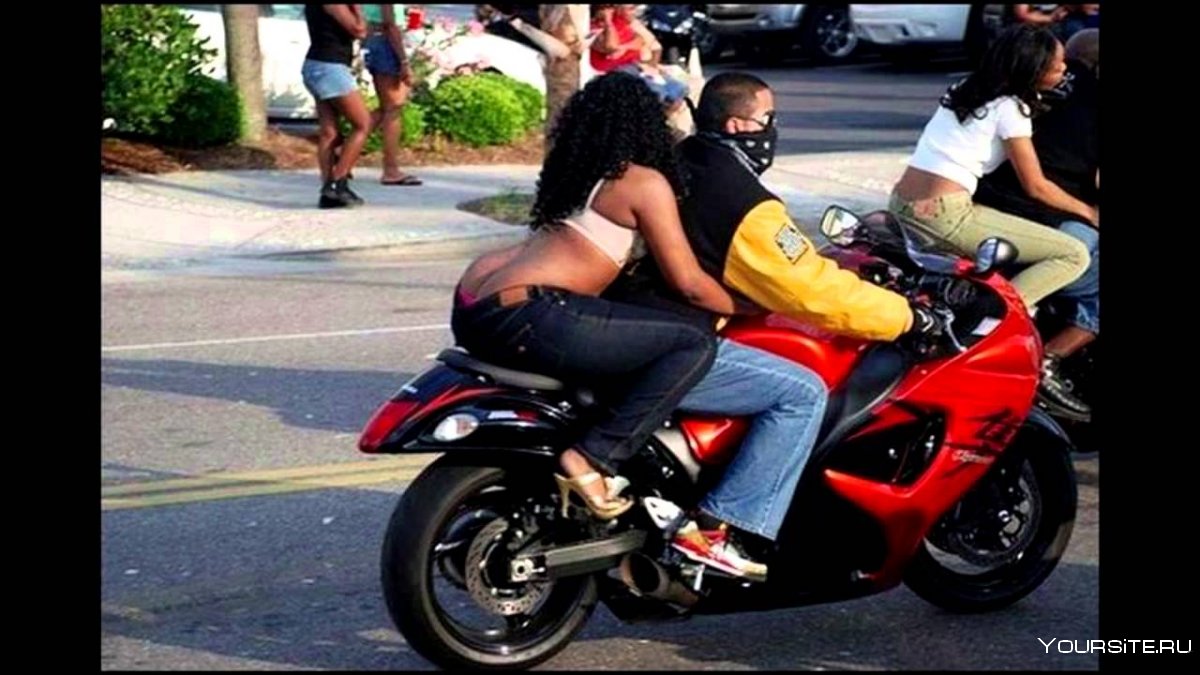 Девушка на заднем сидении мотоцикла