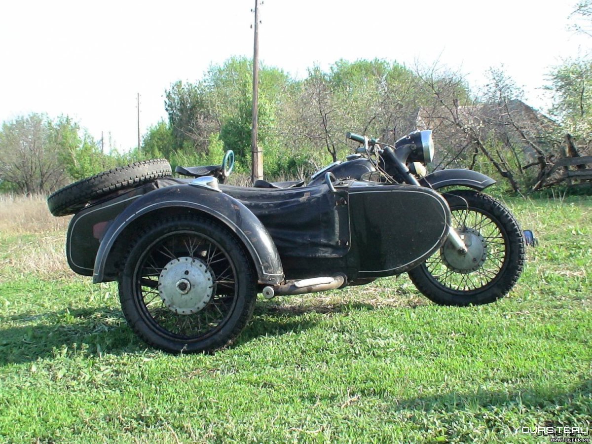 Мотоцикл Урал с коляской черный