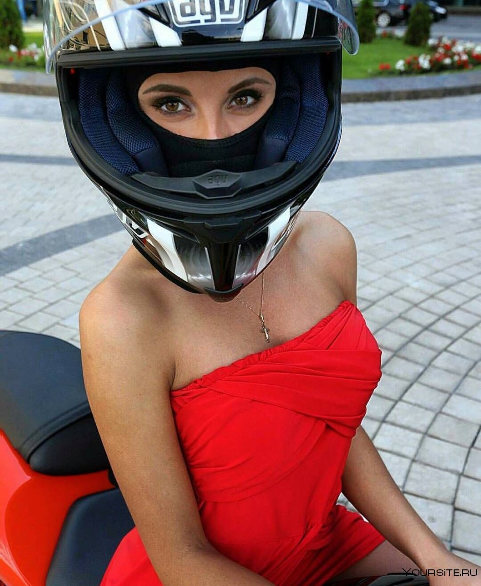 Девушка в мотошлеме