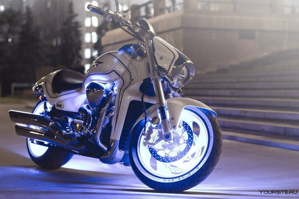 Белый мотоцикл с подсветкой