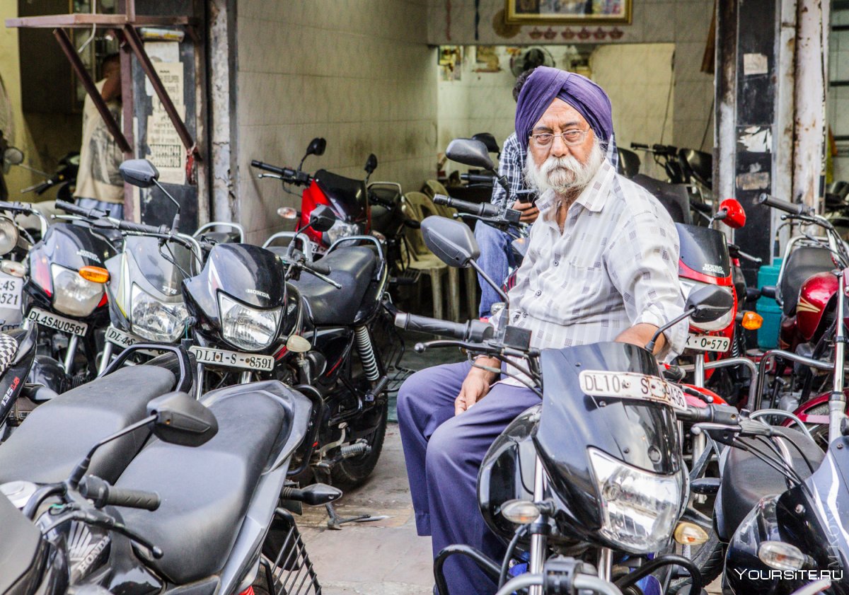 Индусы на мотоцикле