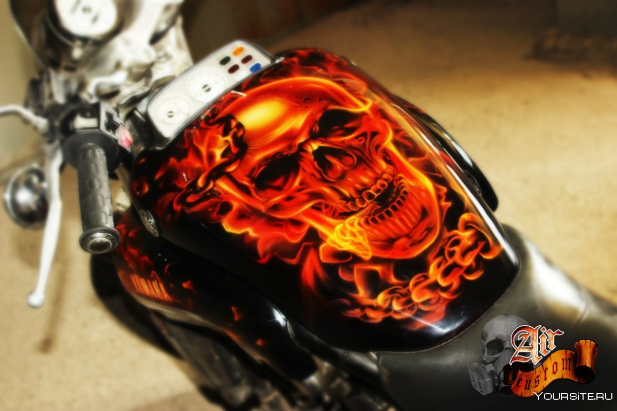 Огонь на баке мотоцикла