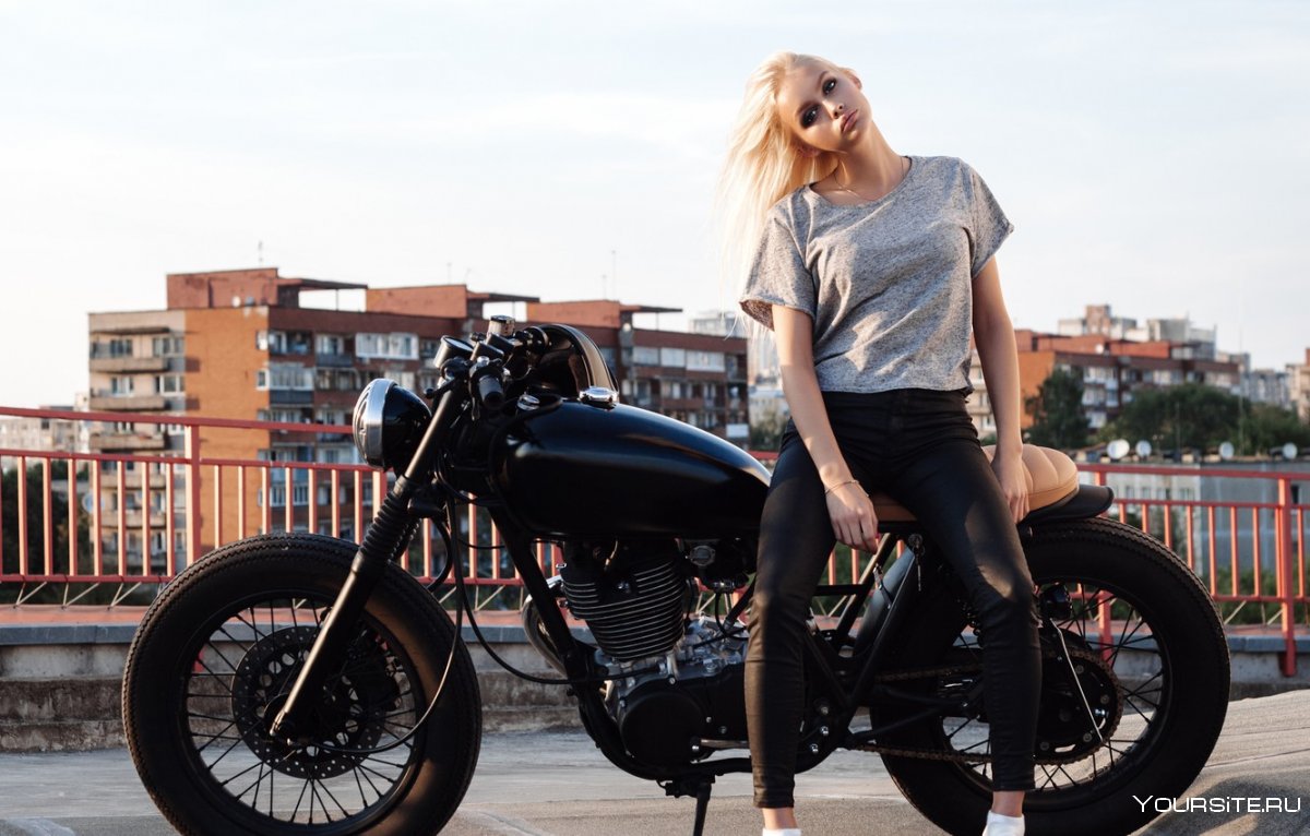 Блондинка на мотоцикле