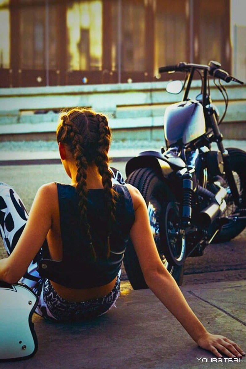 Девушка на мотоцикле задом