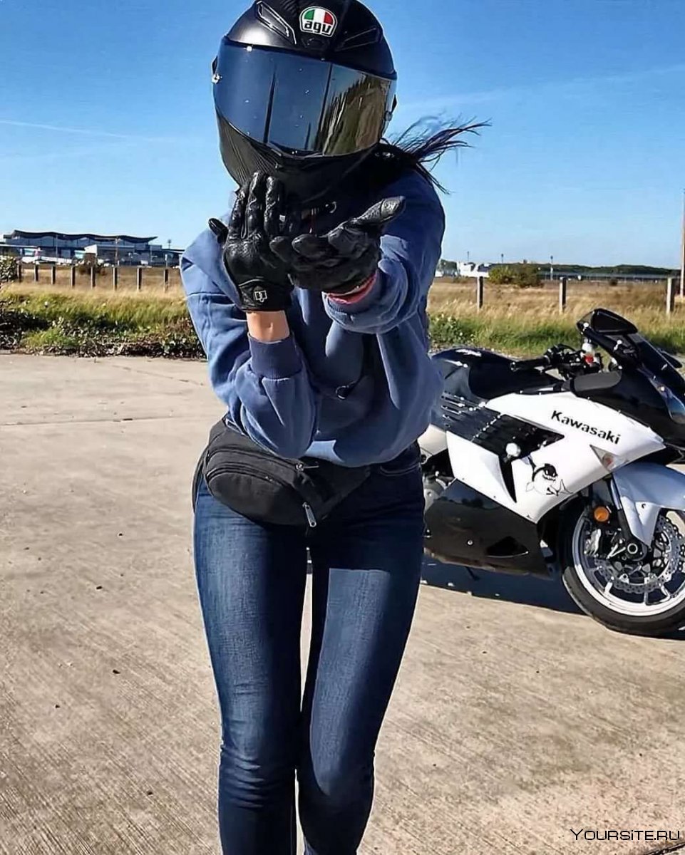 Девушка на мотоцикле со спины