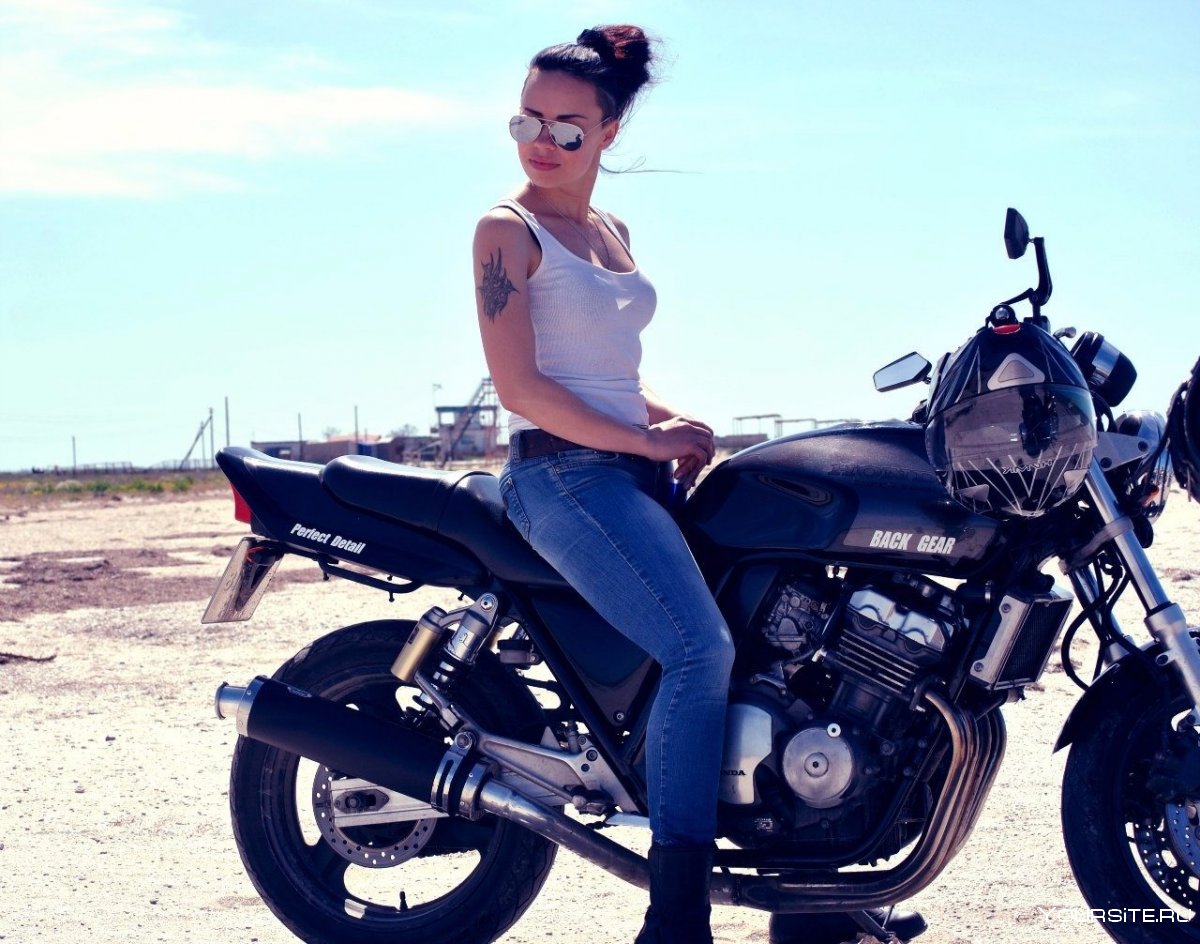 Дерзкая девочка на мотоцикле