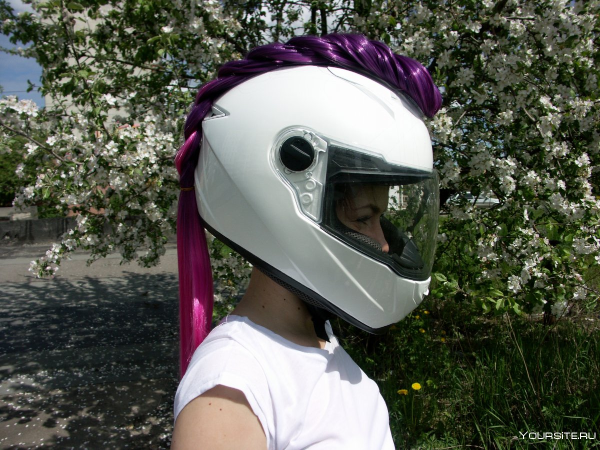 Девушка в шлеме