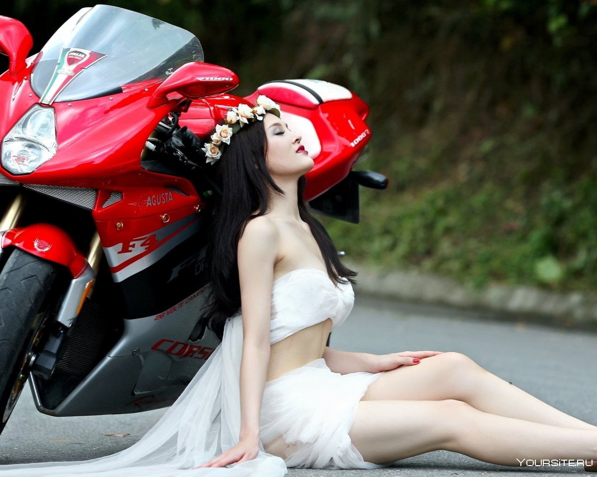 Женщина на мотоцикле