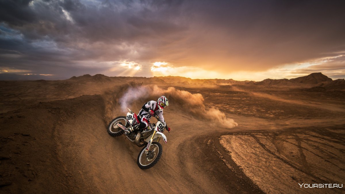 Мотоцикл в пустыне