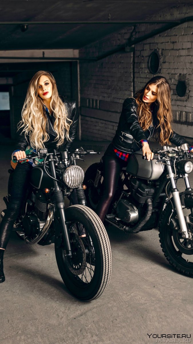 Две девушки на мотоцикле