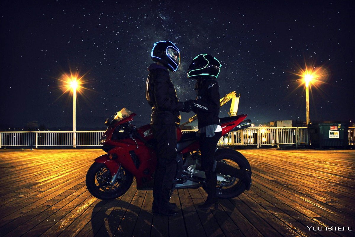 Пара на мотоцикле ночью