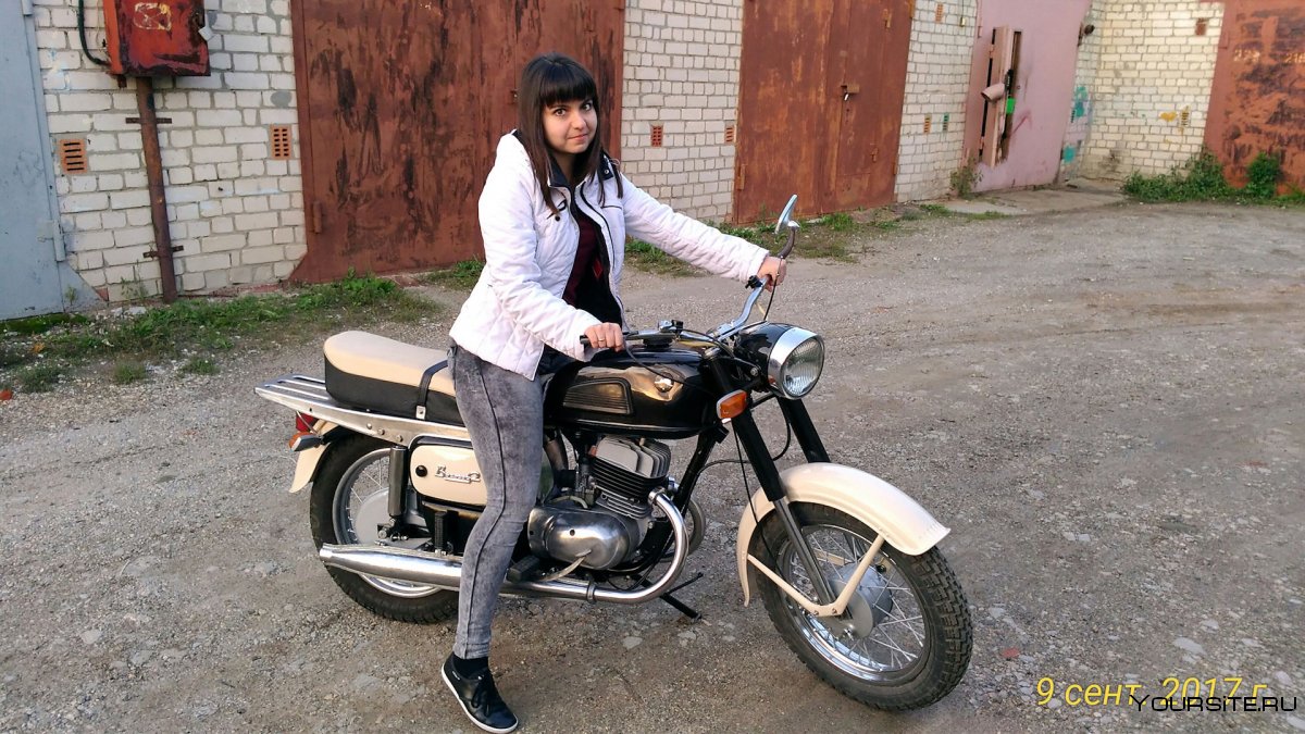 Девушки на мотоцикле Восход