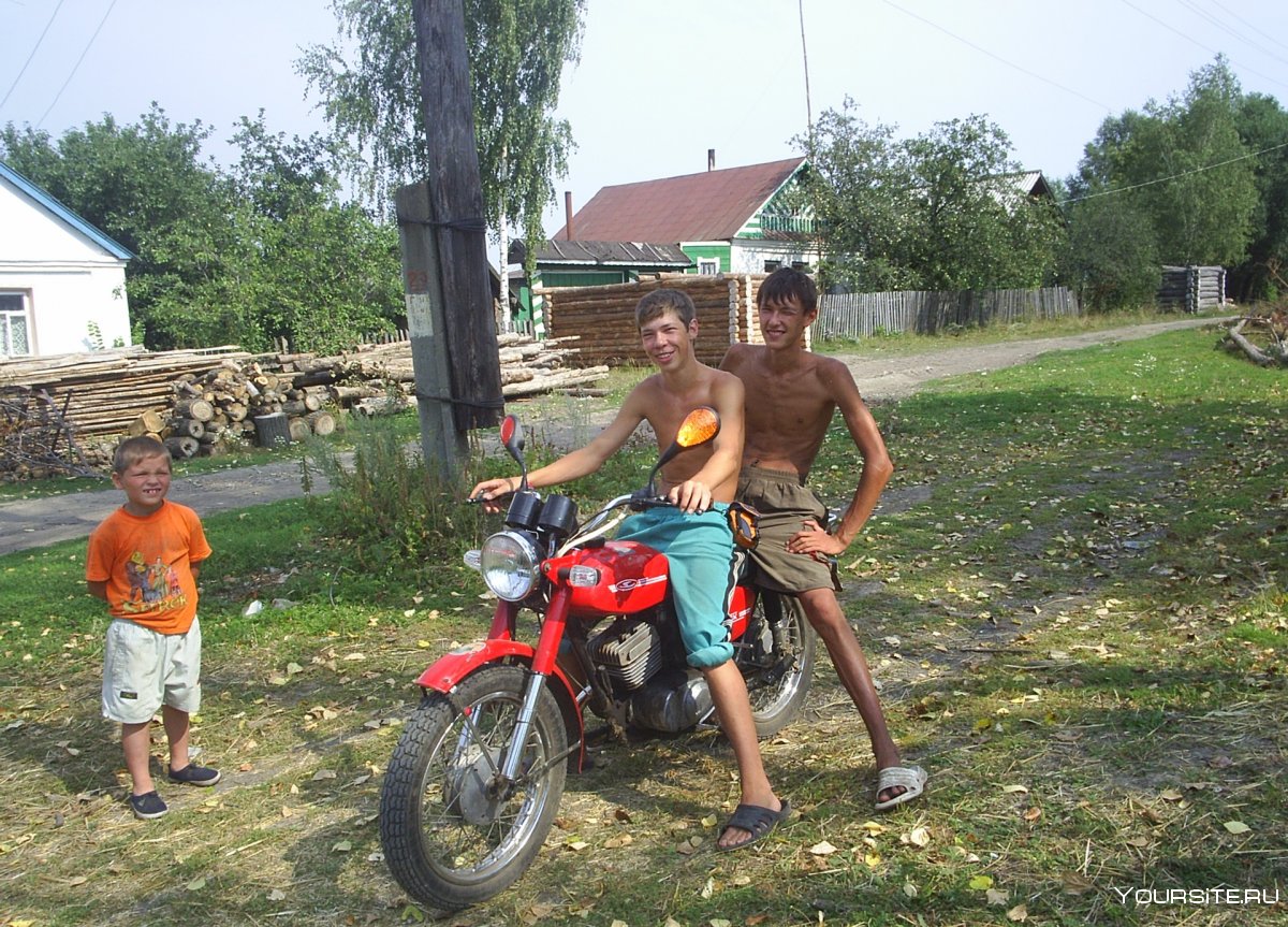 Мотоциклисты в деревне