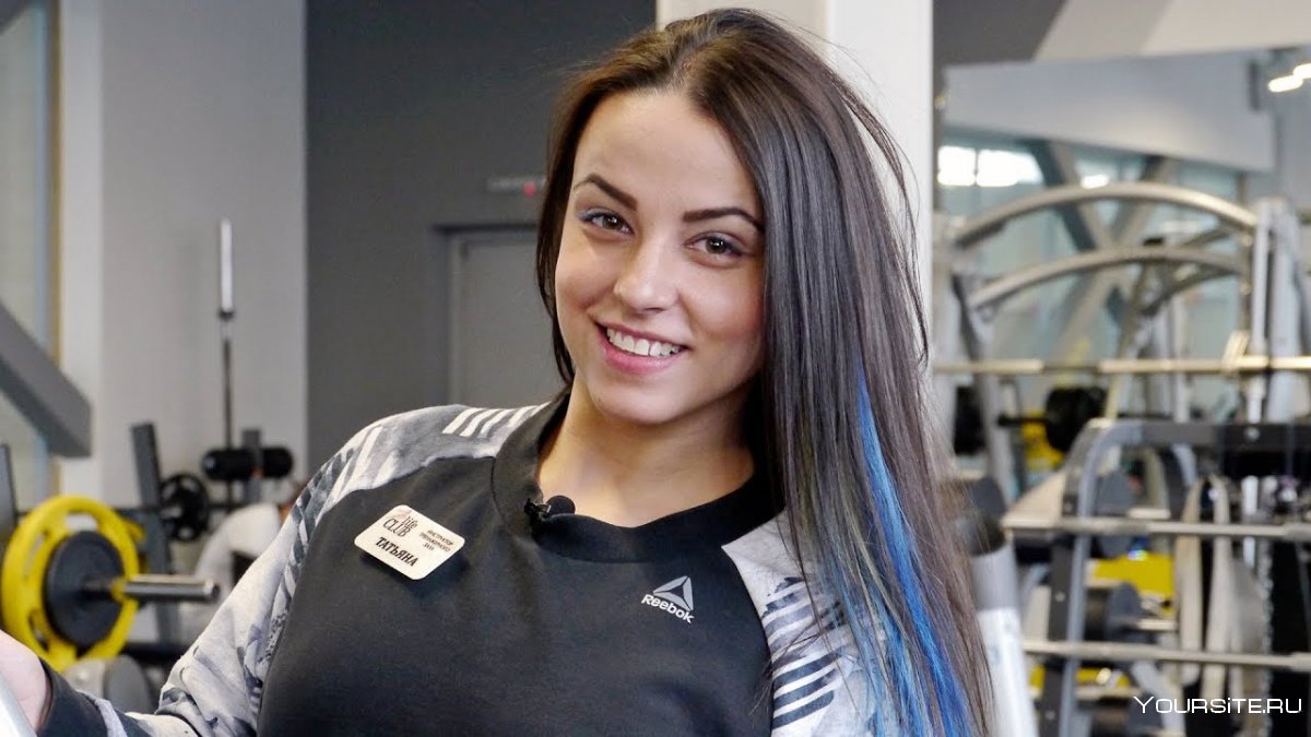 Девушка в спортзале