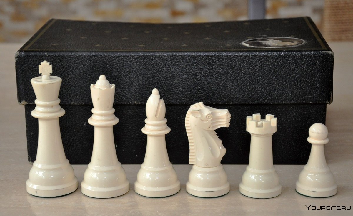 Старинные шахматные фигуры