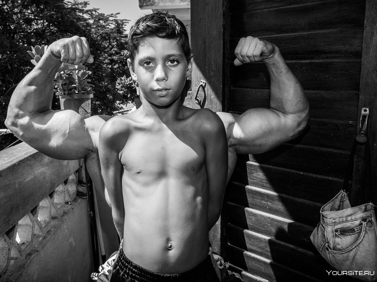 Мальчик культурист