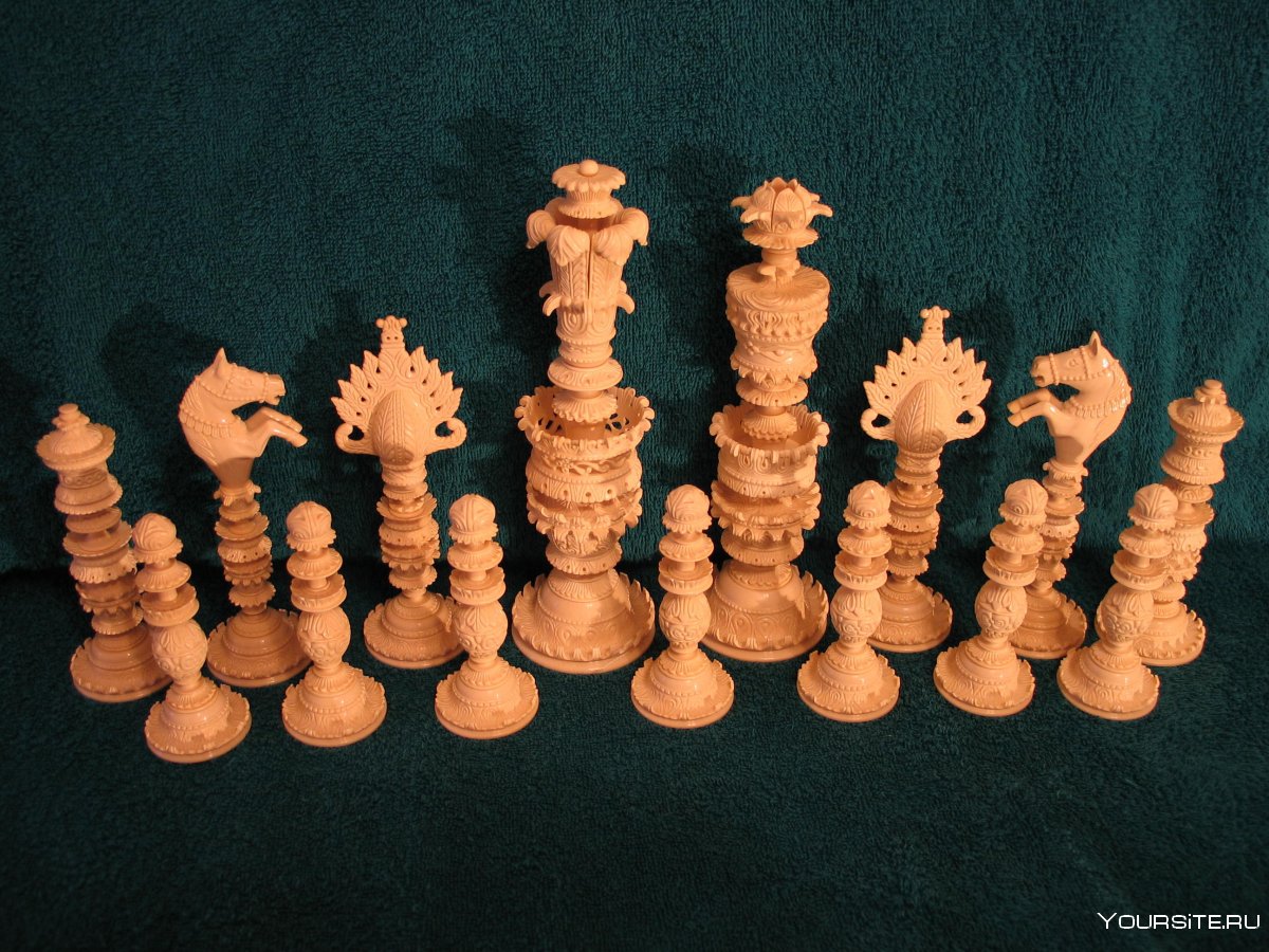 Резные шахматы-"Восток против Запада"