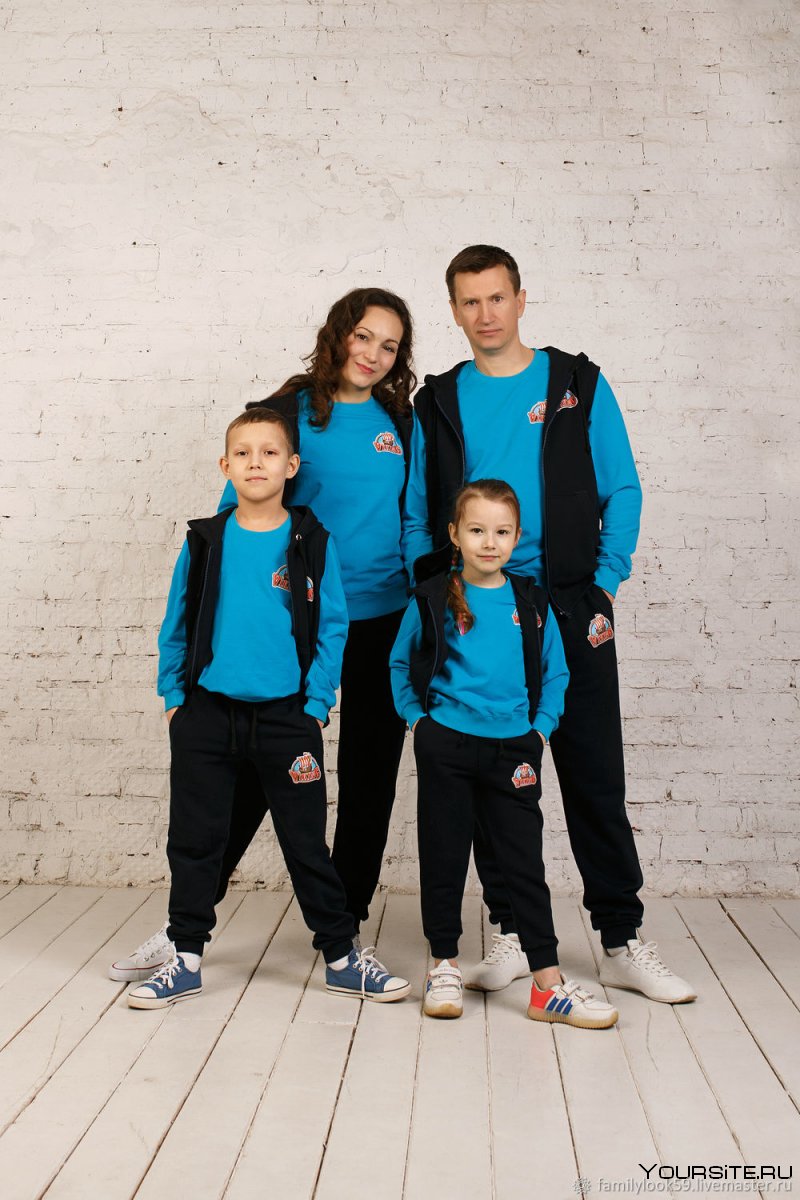Семья в спортивной одежде