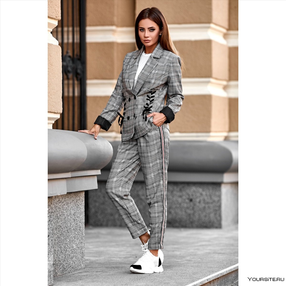 Спортивный костюм в клетку женский