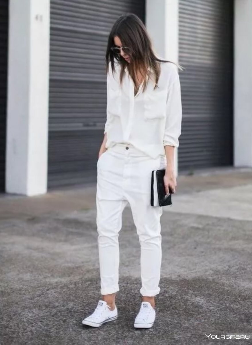 Образ с белыми спортивными штанами