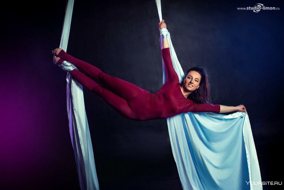 Воздушная гимнастика девушка с длинными волосами