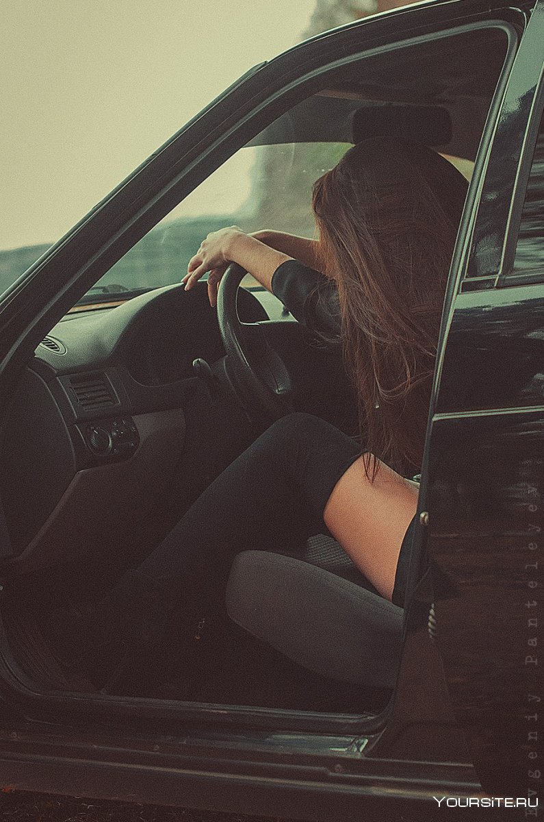 Девушка в машине