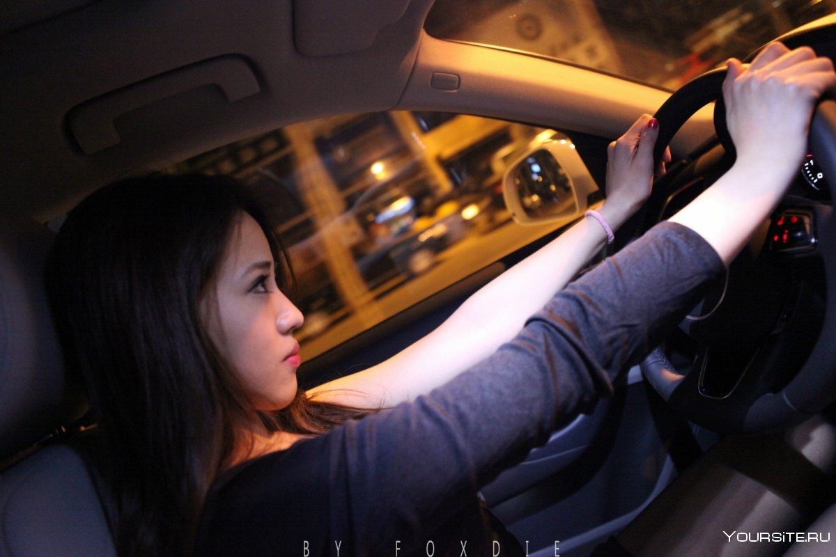 Девушка в машине за рулем