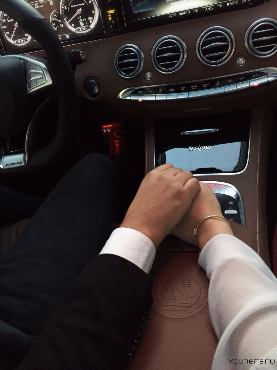Мужская и женская рука в машине