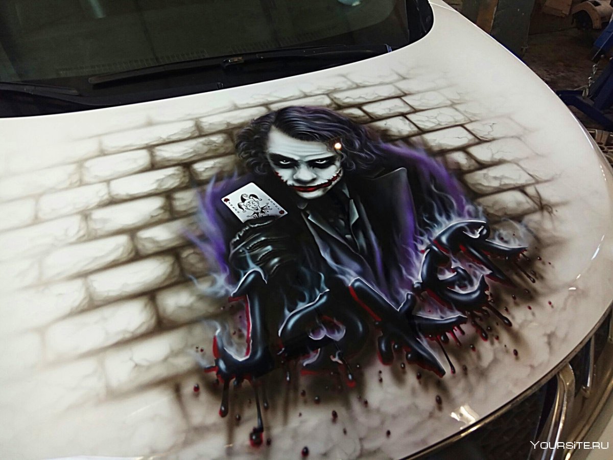 Джокер на капоте авто