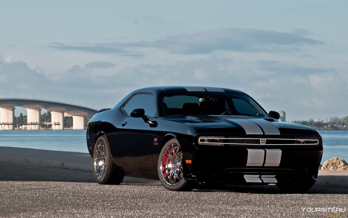 Dodge Challenger черный