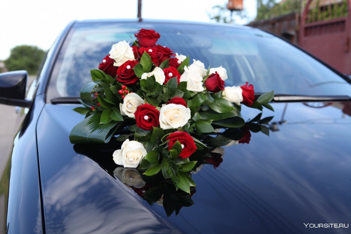 Букет цветов на капоте машины