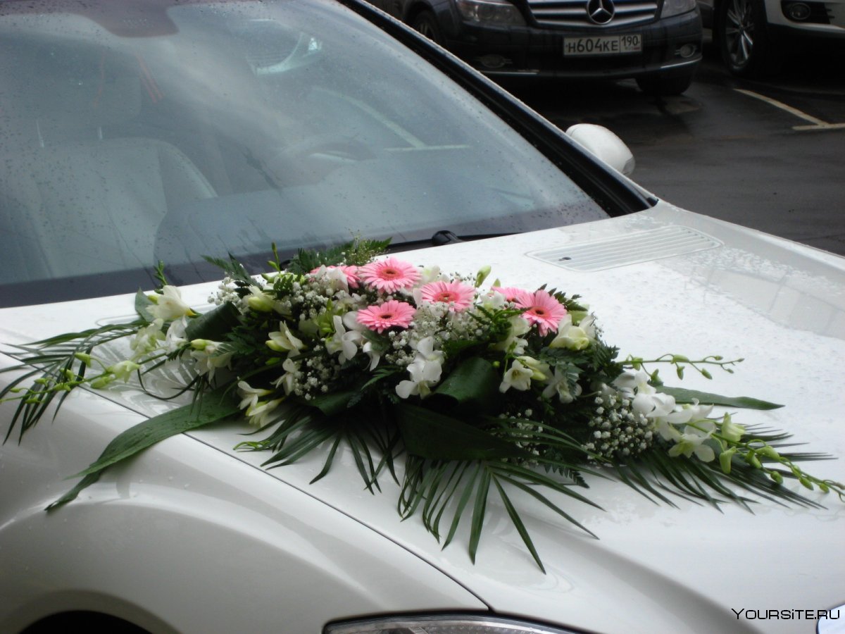 Украшение свадебной машины живыми цветами