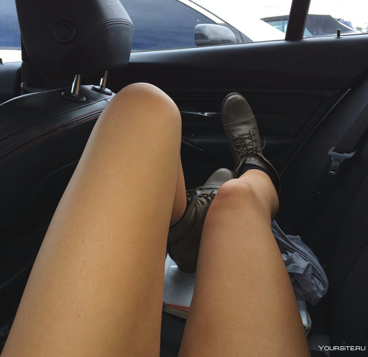 Ножки в машине