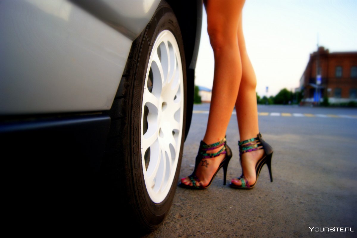 Женские ноги в автомобиле