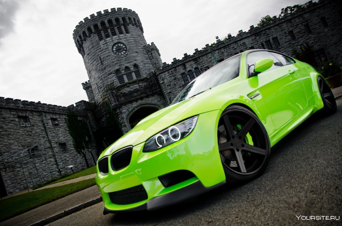 Зеленый машина BMW m3 ГТР