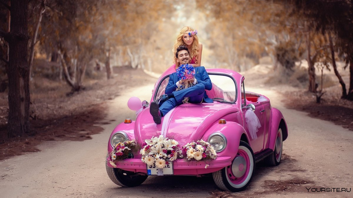 Розовая машина с цветами