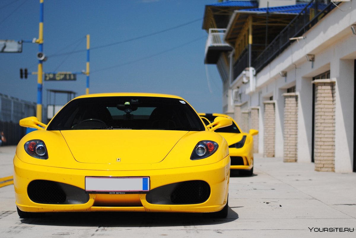 Крутые машины желтого цвета
