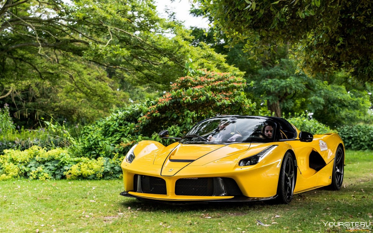 Желтый автомобиль