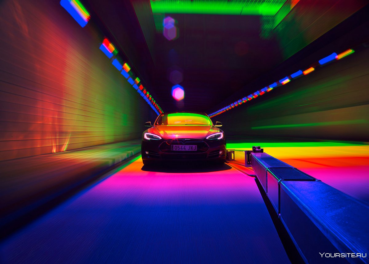 Разноцветная машина ночью