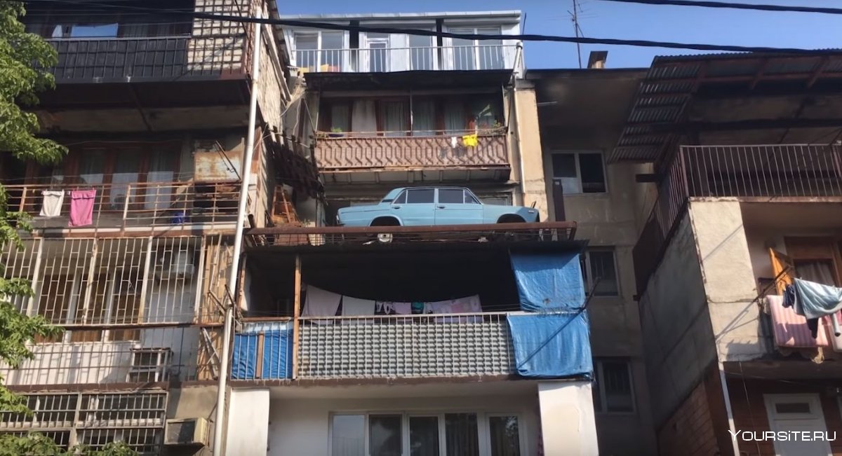 Жигули на балконе Тбилиси