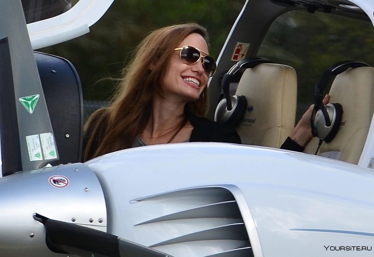 Анджелина Джоли в машине