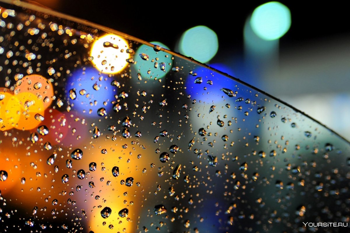Капли дождя на стекле машины