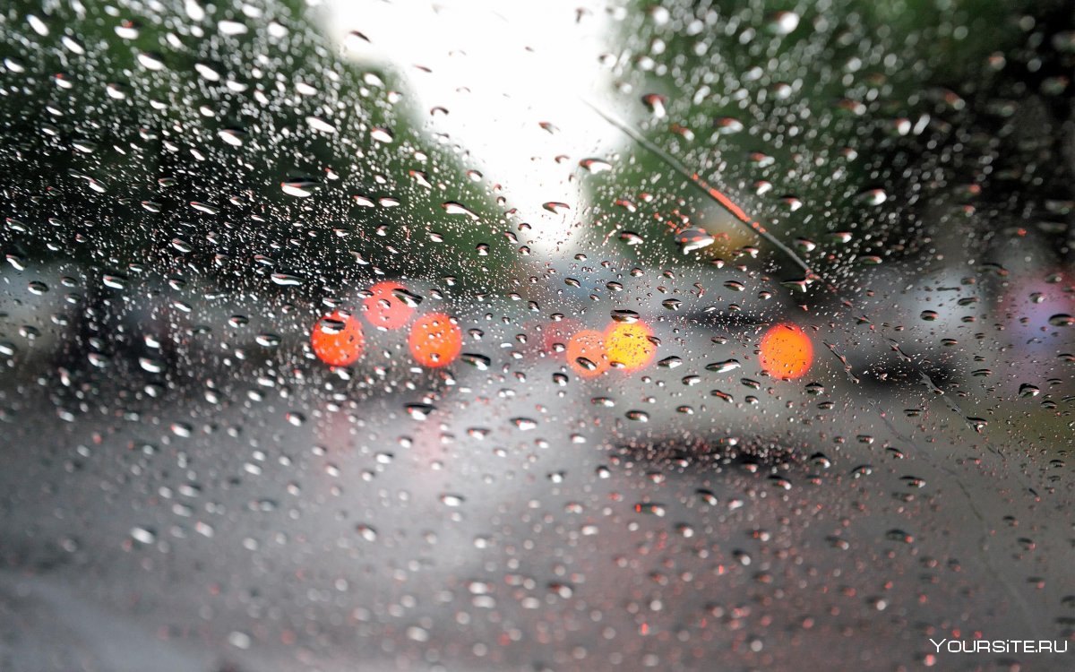 Дождь на стекле машины