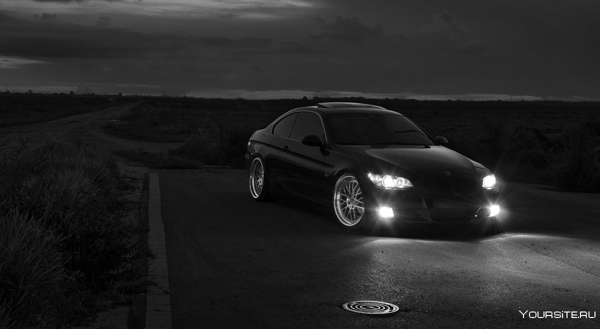 Черная машина ночью
