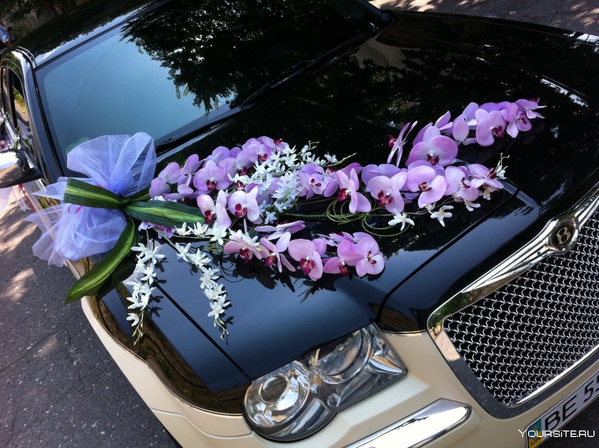 Украшение машины свадебной полевыми цветами