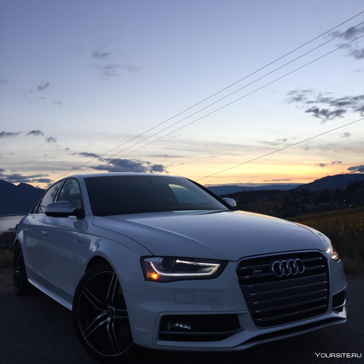 Audi на фоне заката